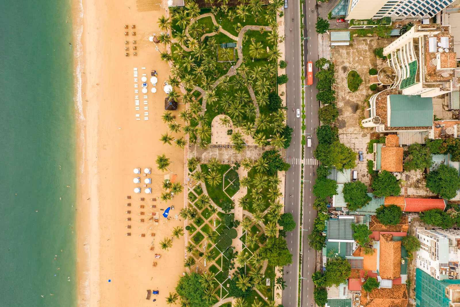 Vue aérienne de la plage et de la promenade de Nha Trang