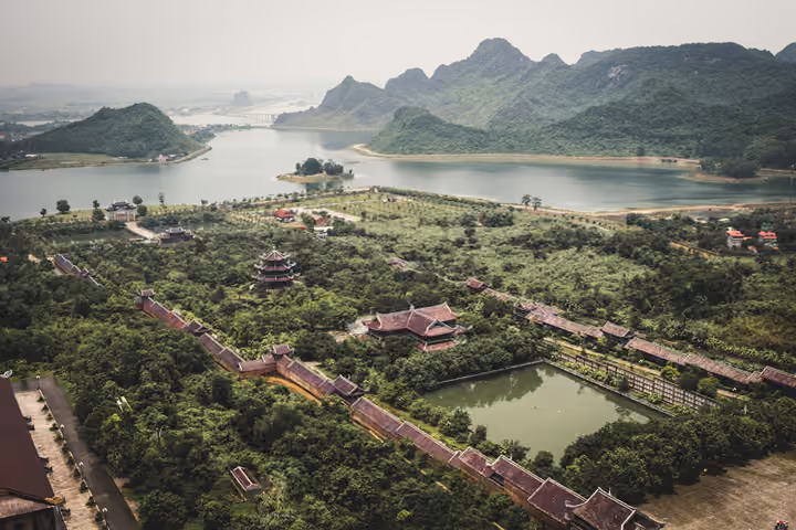 Vue aérienne sur les reliefs calcaires et les temples de Ninh Bình