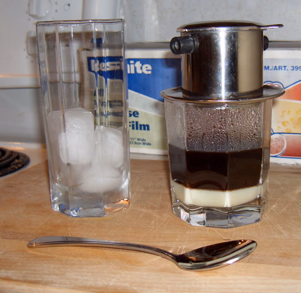 Café vietnamien au lait concentré préparé dans un filtre phin