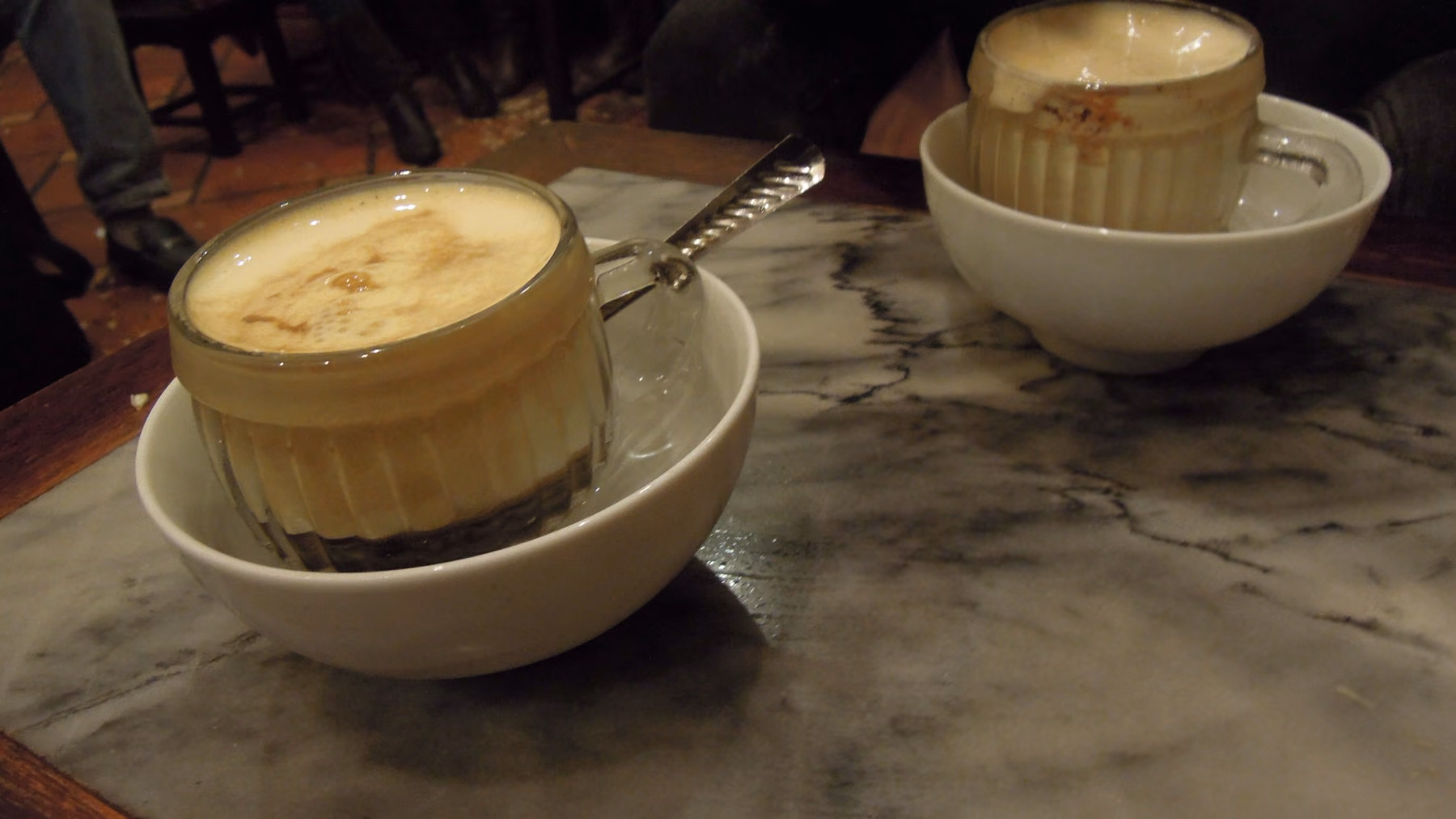 Deux tasses de café vietnamien aux œufs servies à Hanoï