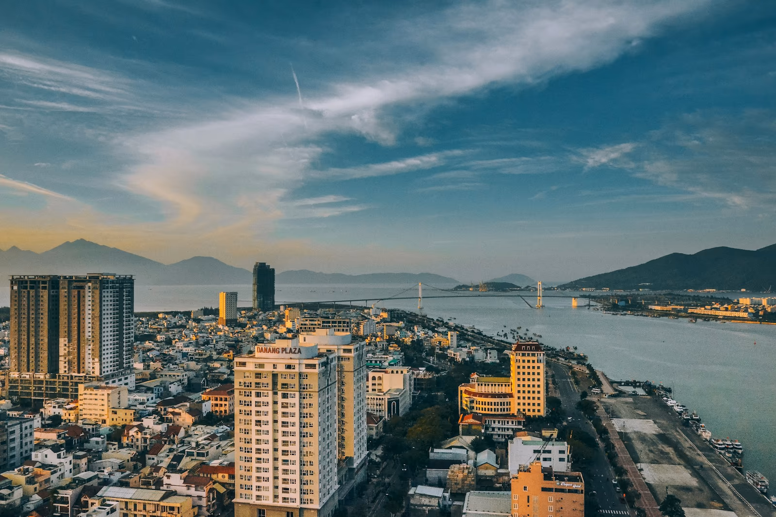 Vue panoramique sur la ville et le littoral de Đà Nẵng