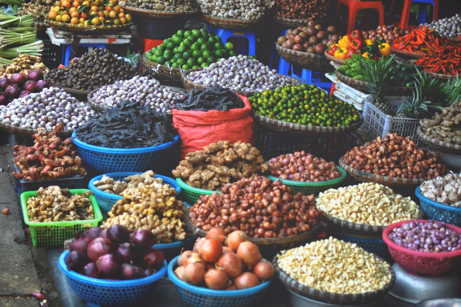Épices, fruits et produits frais présentés sur un marché de Hanoï