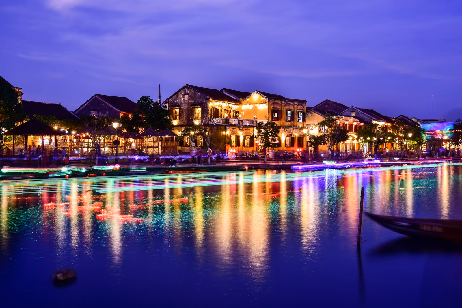 Maisons anciennes éclairées le soir au bord de la rivière à Hội An
