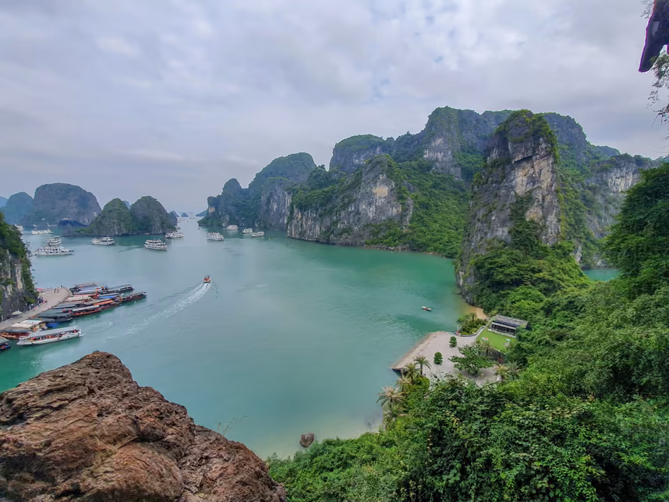 Baie vietnamienne et formations rocheuses dans la brume