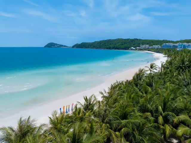 Plage tropicale bordée de végétation au Vietnam