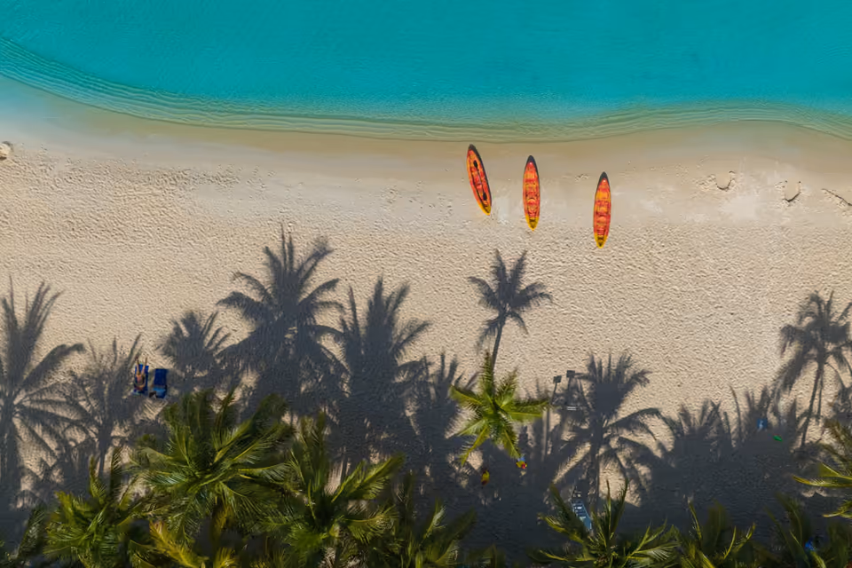 Vagues turquoise sur une plage d’Asie
