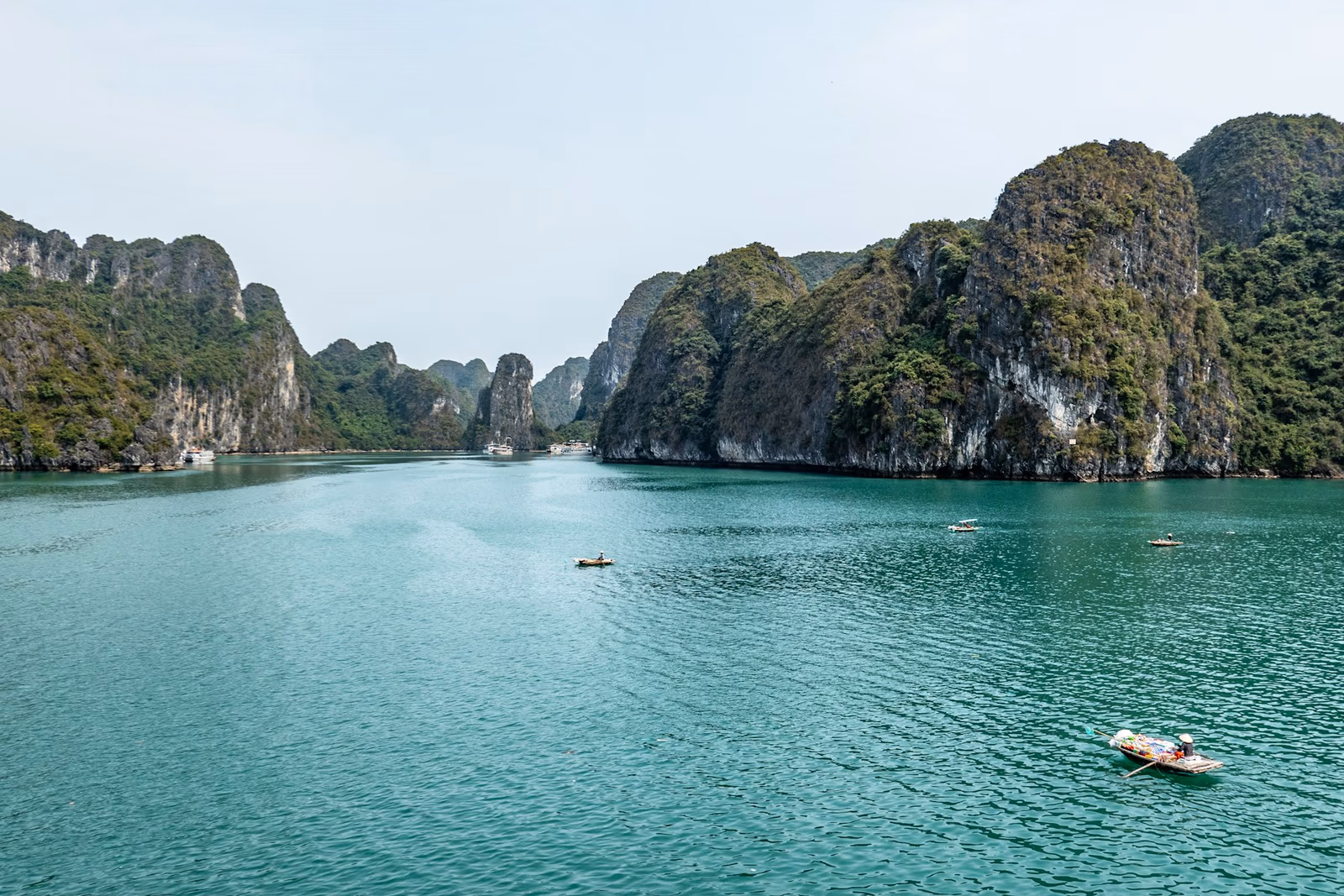 Eaux turquoise et îlots végétalisés dans la baie d’Ha Long
