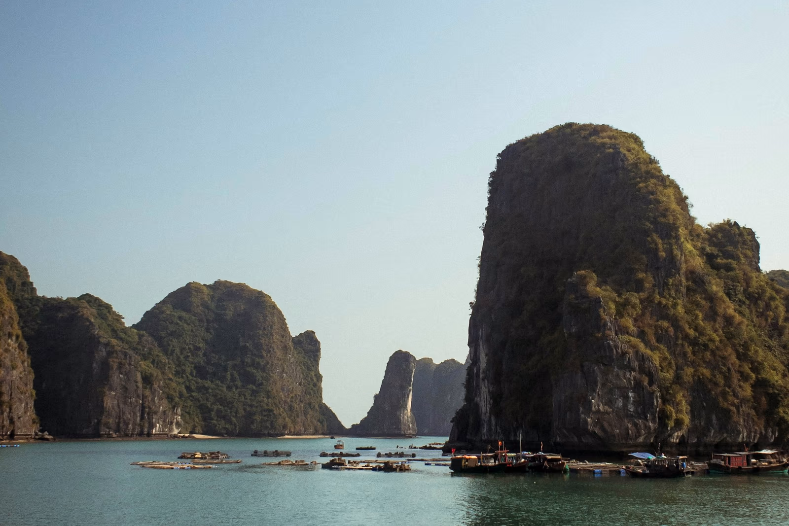 Jonque devant les pains de sucre de la baie d’Ha Long
