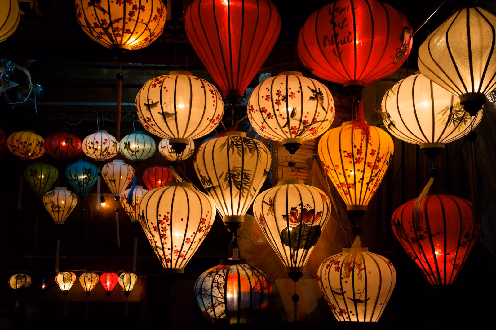Lanternes de soie colorées dans les rues de Hội An