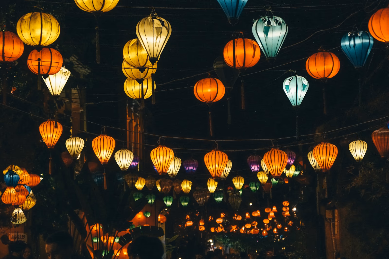 Rangées de lanternes éclairant une rue de Hội An