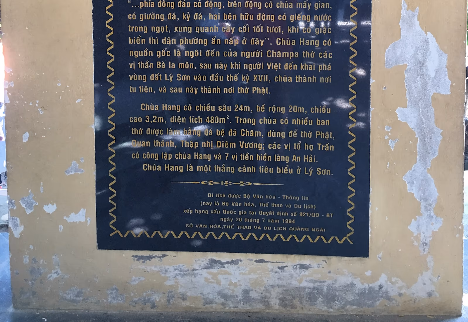 Panneau historique à l’entrée de la pagode-grotte Chùa Hang sur l’île de Lý Sơn