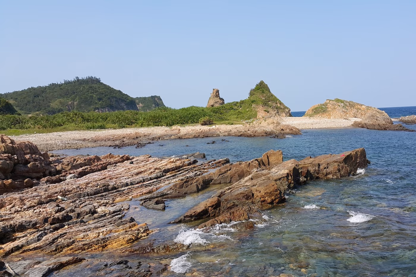 Strates rocheuses de Cầu Mỵ face à la mer sur l’île de Cô Tô