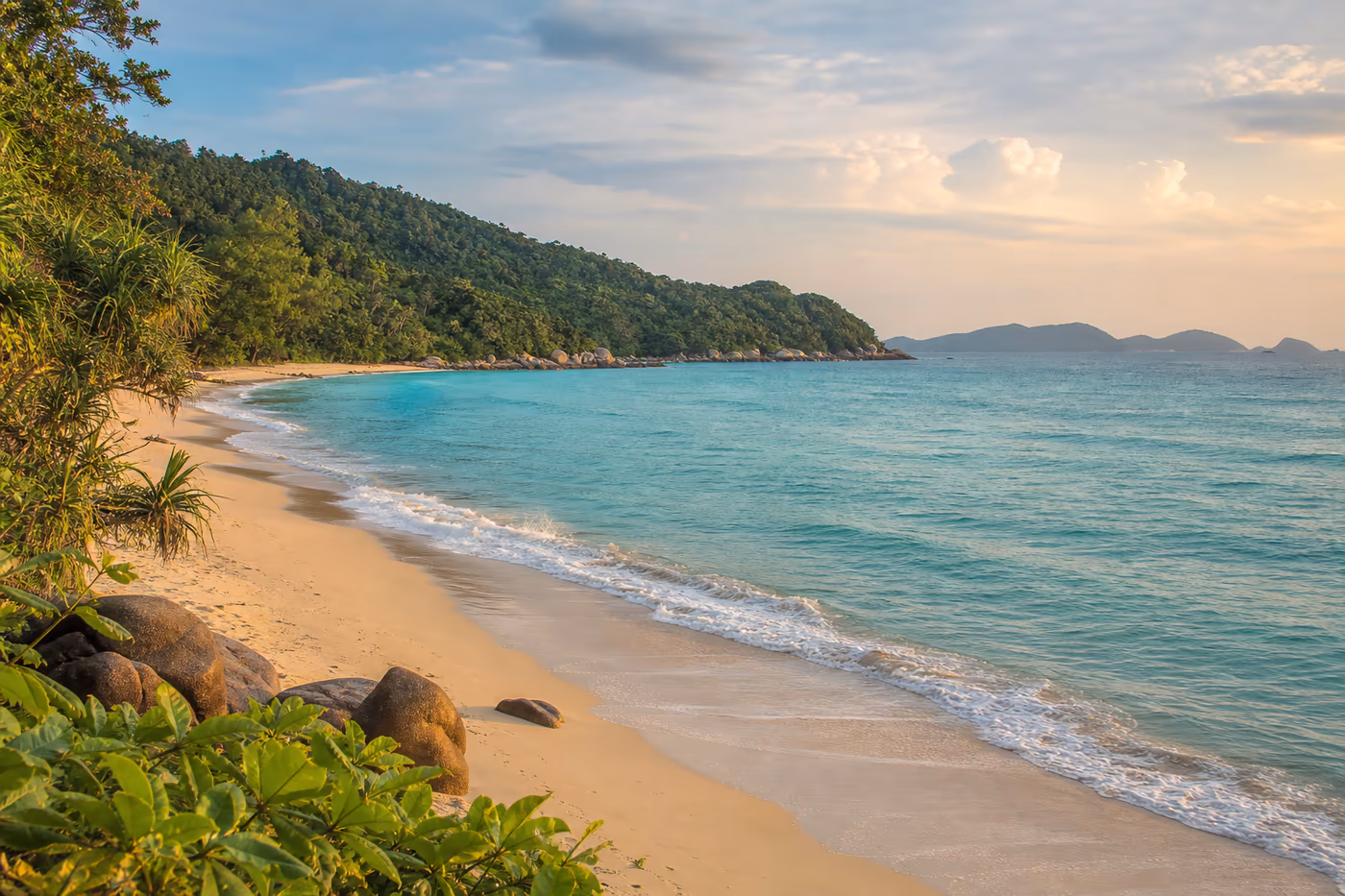 Plage tropicale calme et eau turquoise sur la côte vietnamienne