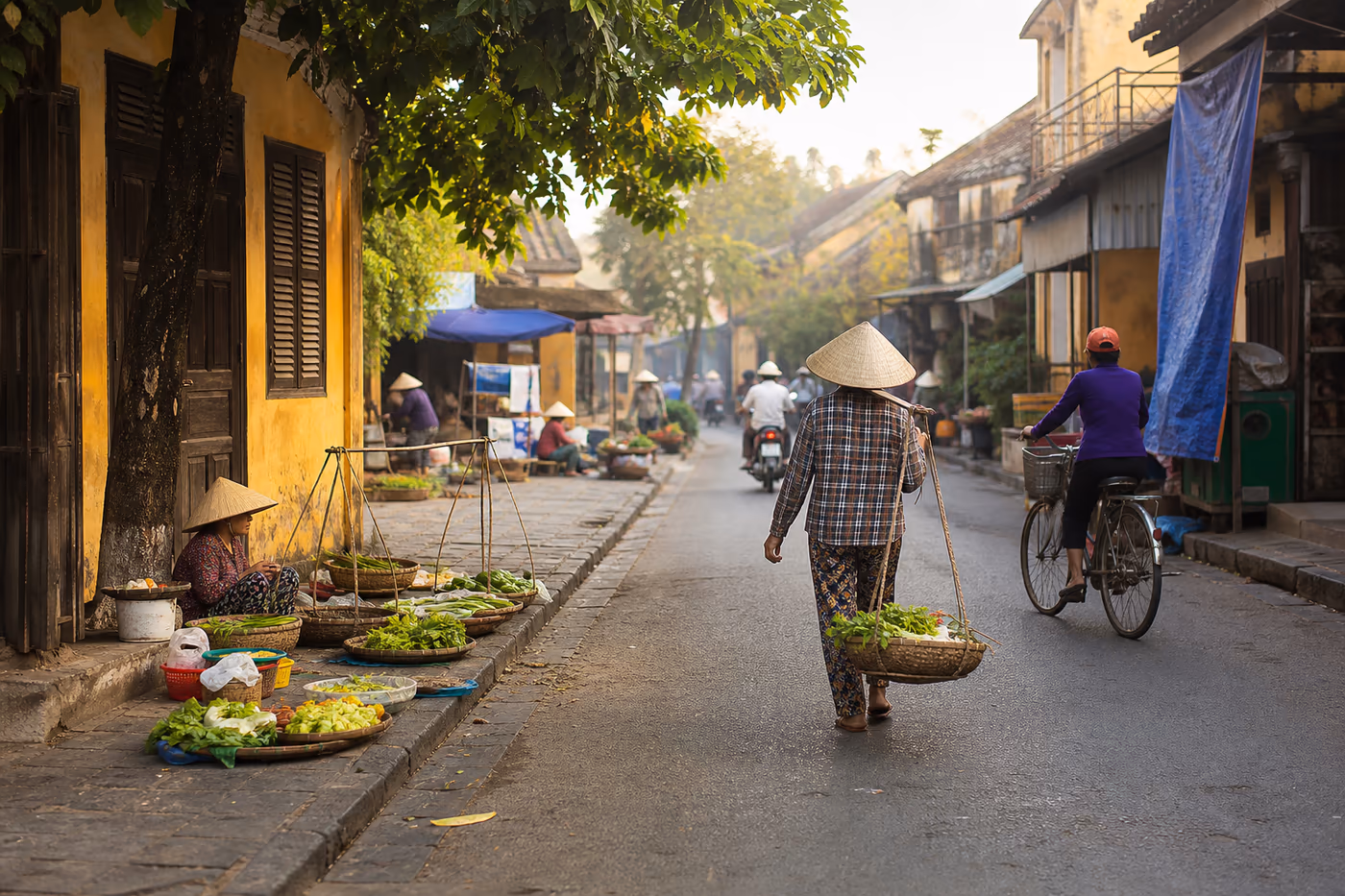 Rue calme d’un marché vietnamien au petit matin