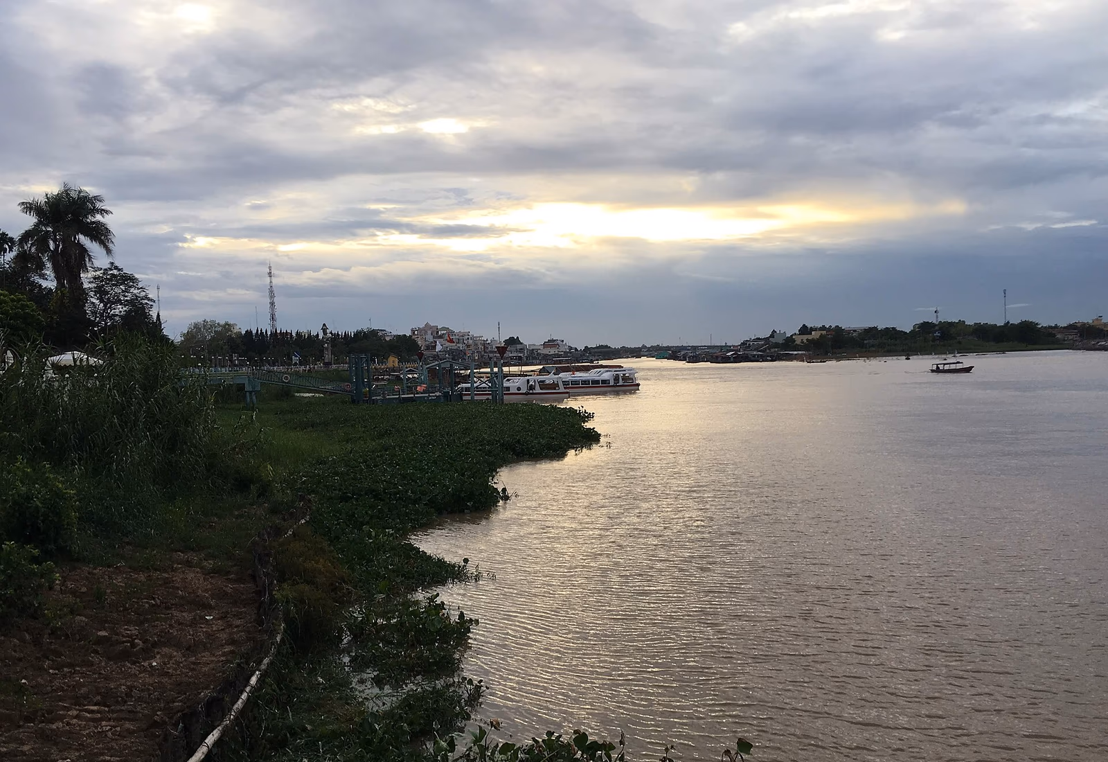 Bateaux sur le fleuve Hậu devant Châu Đốc