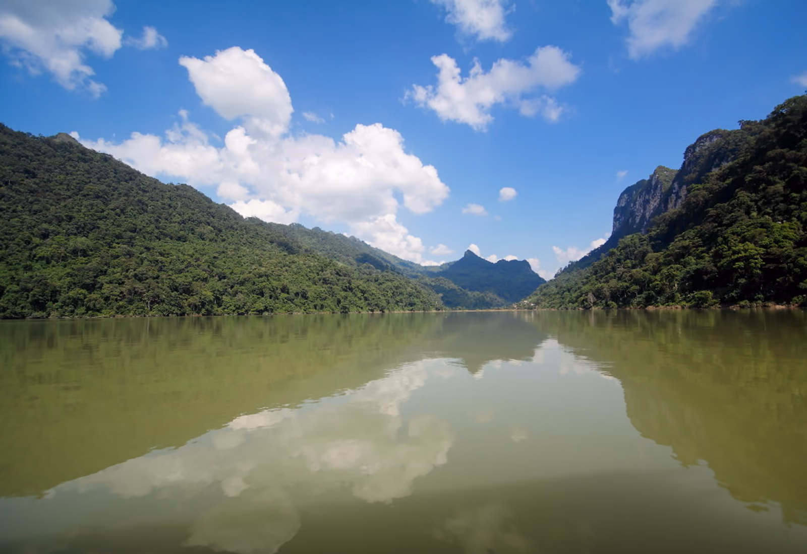 Lac de Ba Bể entouré de montagnes couvertes de forêt