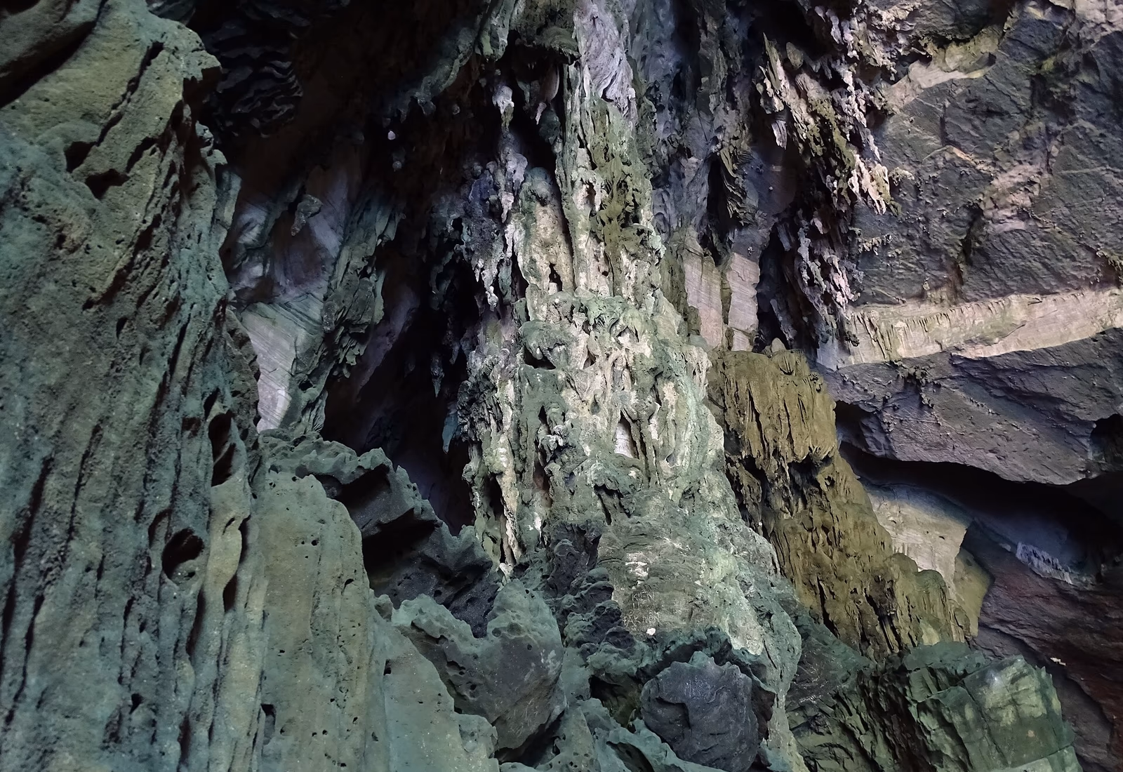 Entrée de la grotte de Puông traversée par la rivière Năng