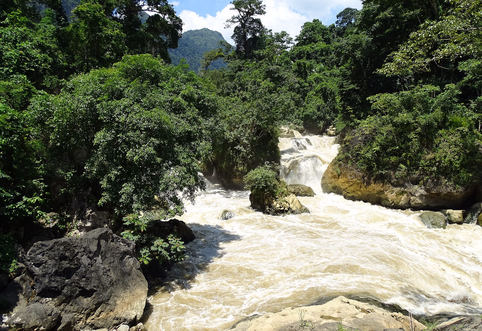 Eaux rapides et rochers à la cascade de Đầu Đẳng
