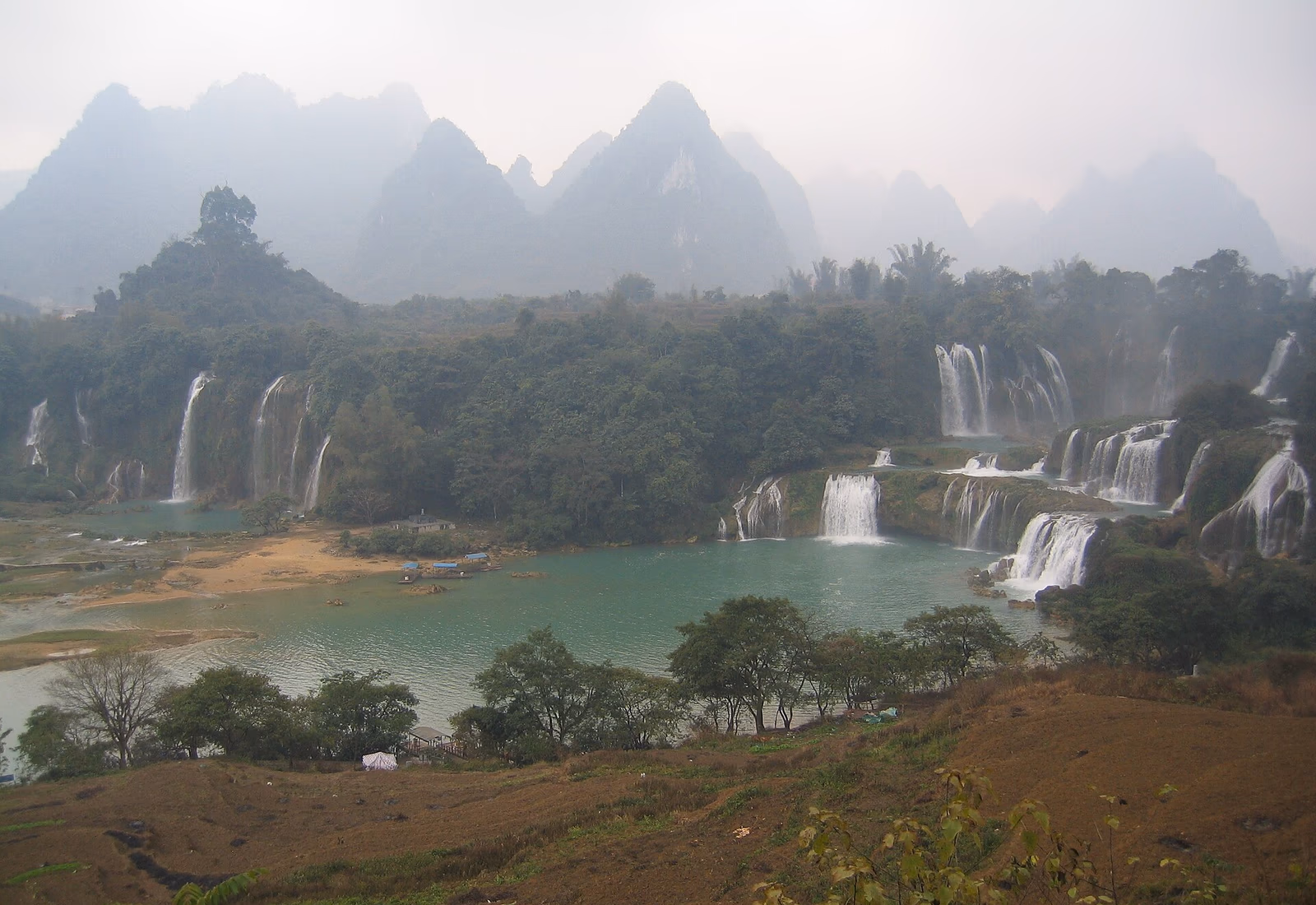 Cascades de Bản Giốc au milieu des reliefs verts de Cao Bằng