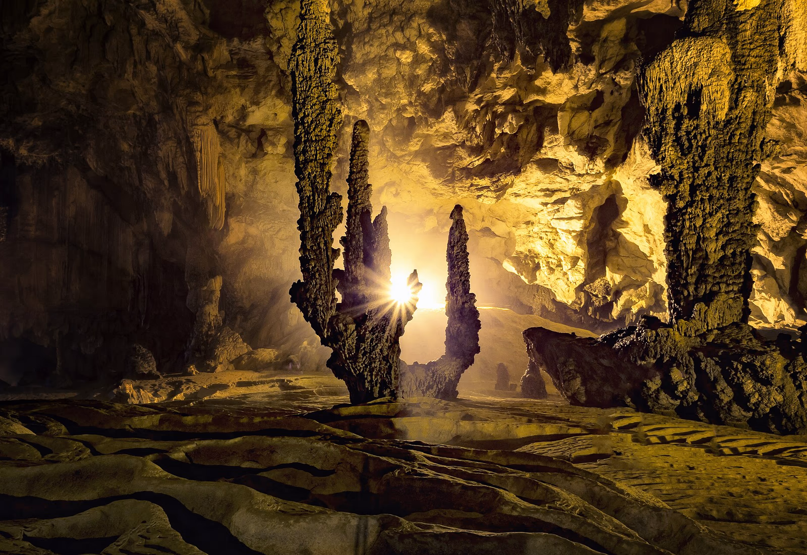 Concrétions calcaires éclairées dans la grotte de Ngườm Ngao