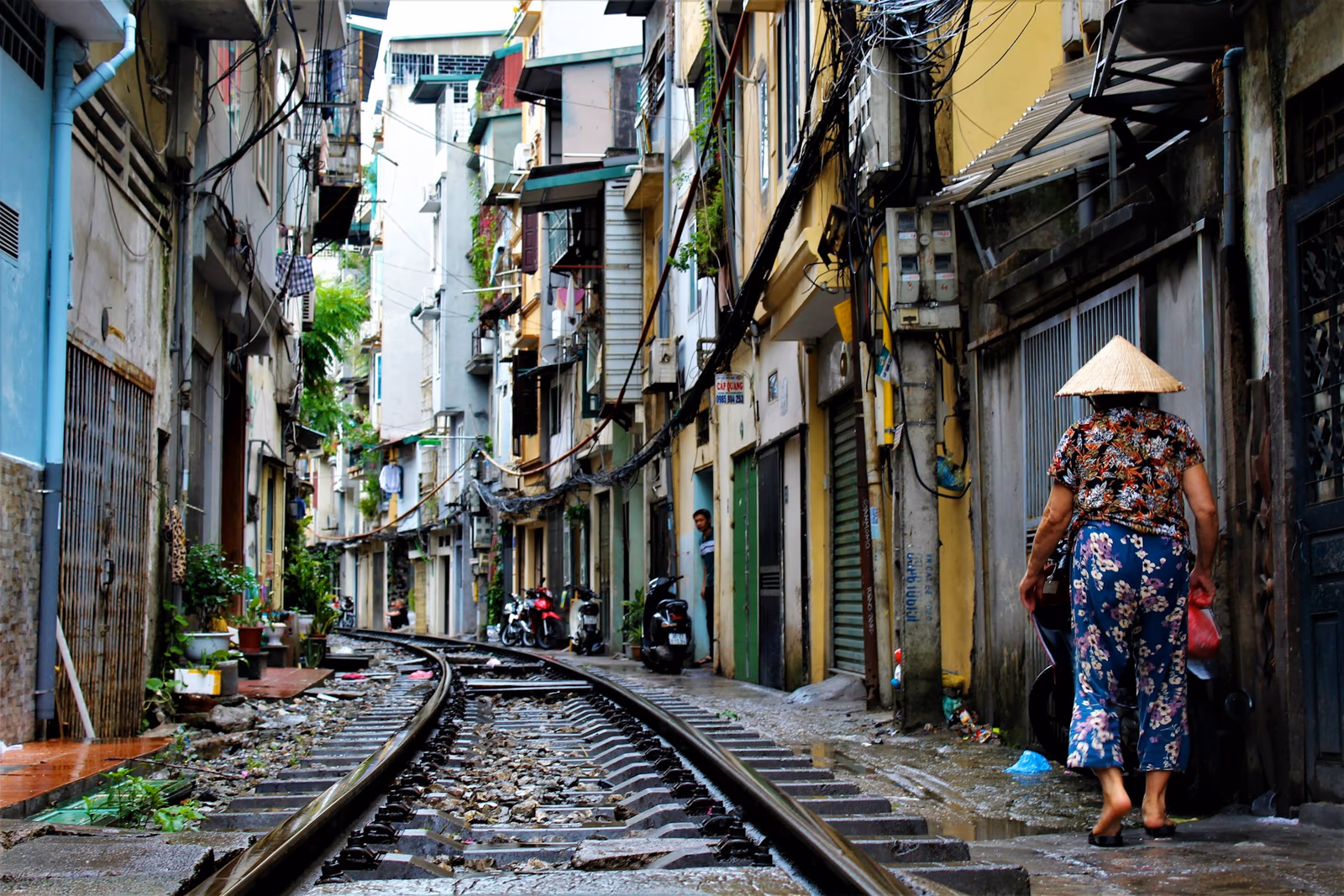 Ruelle ferroviaire bordée de maisons dans le centre de Hanoï