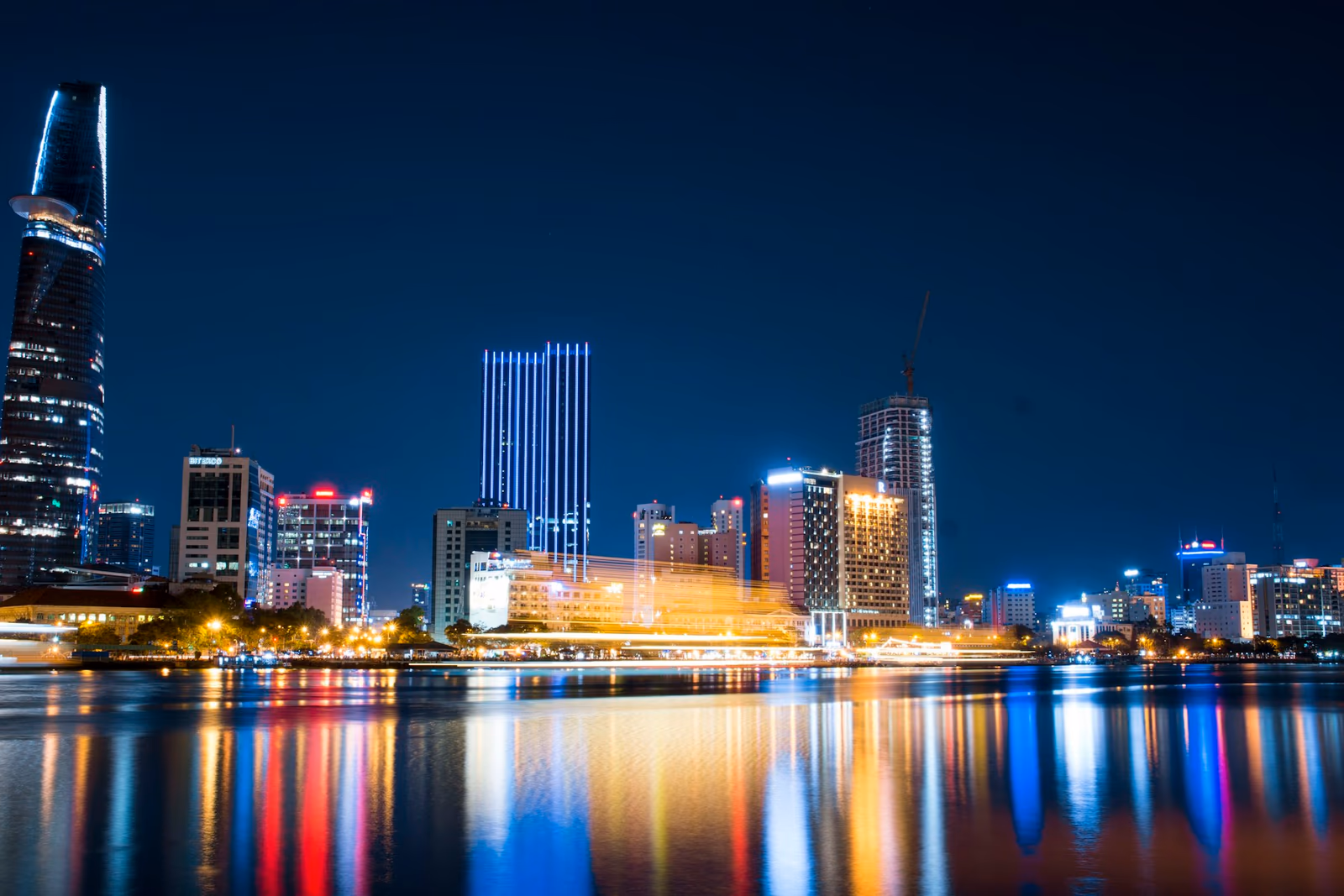 Tours illuminées au bord de la rivière Saigon