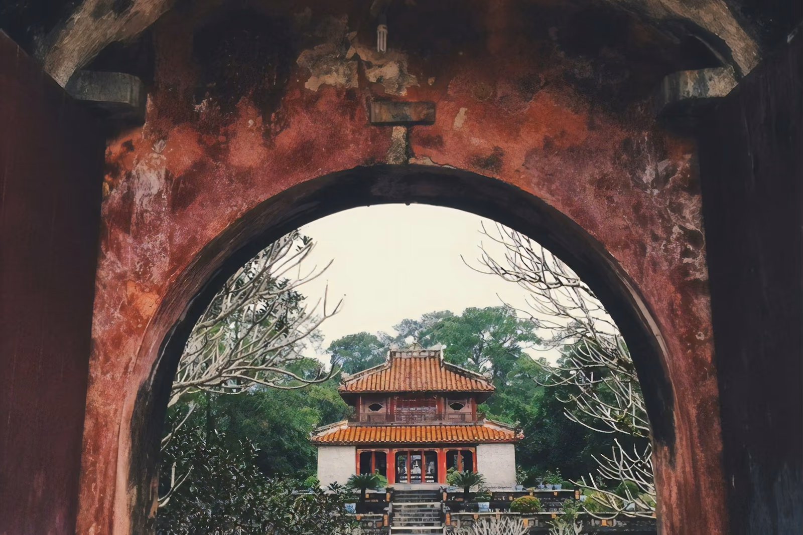 Temple de Huế aperçu à travers une porte circulaire