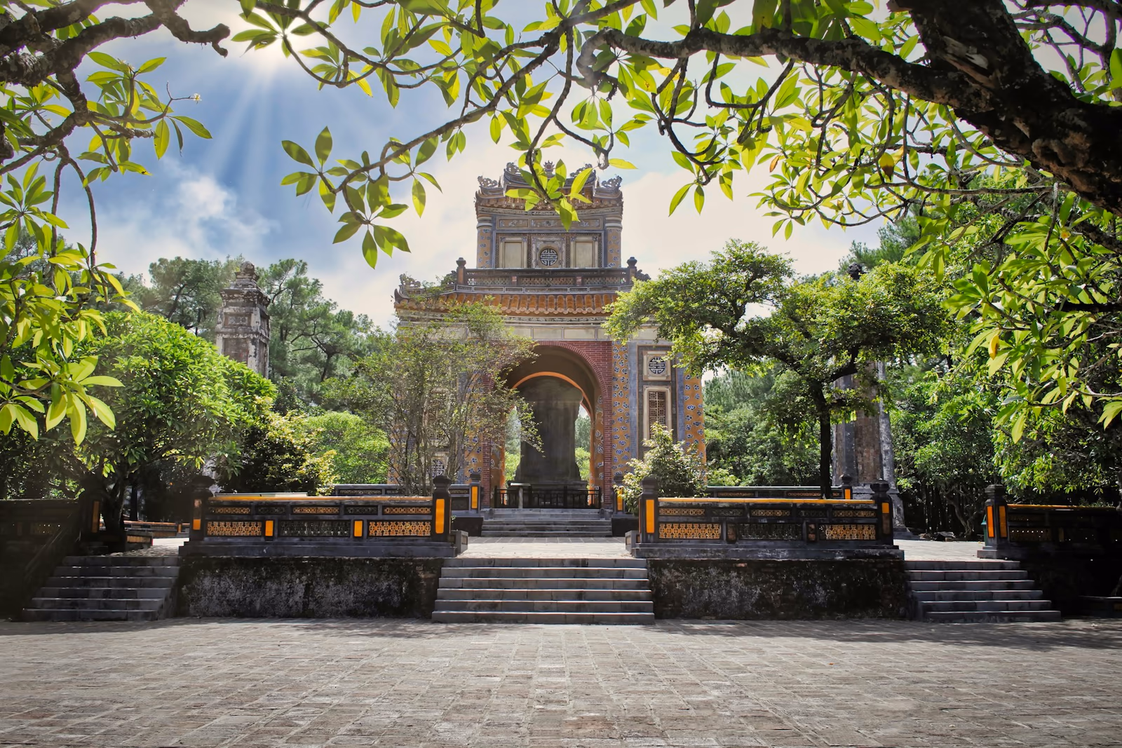 Pagode ancienne entourée d’arbres à Huế