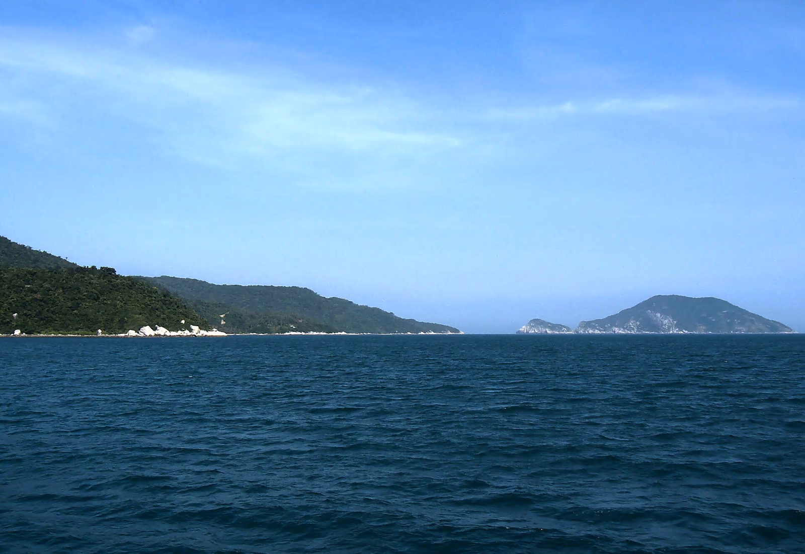Îlots boisés de la réserve marine de Cù Lao Chàm vus depuis la mer
