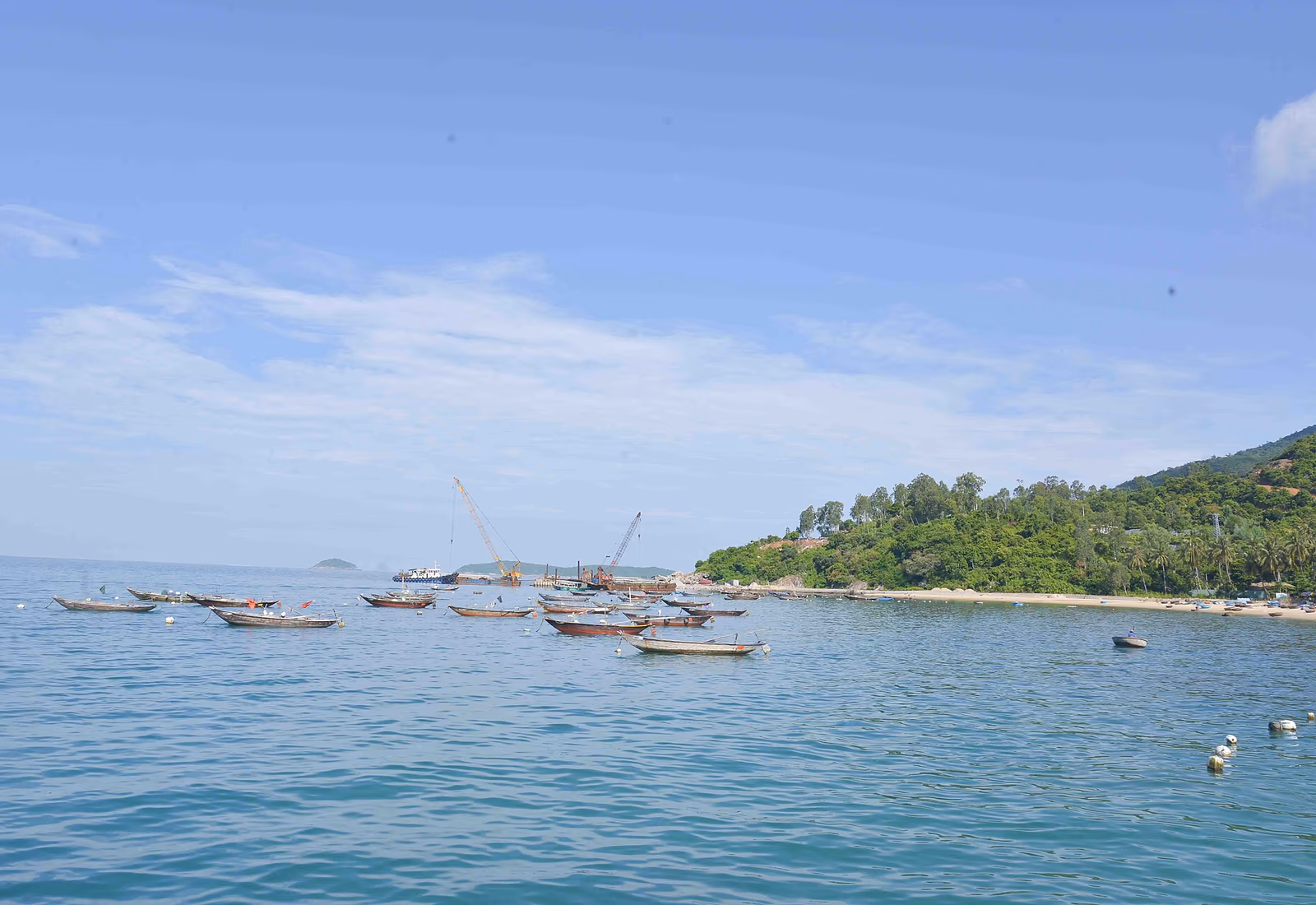 Baie de Bãi Hương avec bateaux de pêche et maisons au bord de l’eau à Cù Lao Chàm