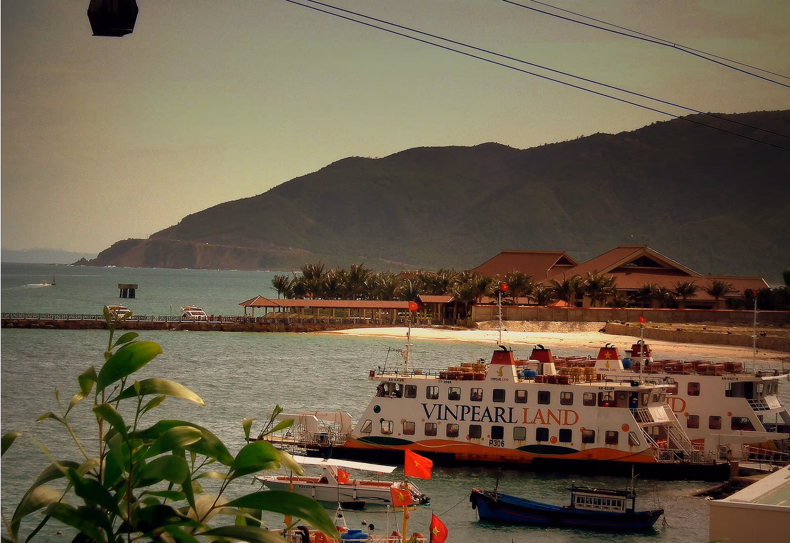 Reliefs de Hòn Tre, embarcadère et navire dans la baie de Nha Trang