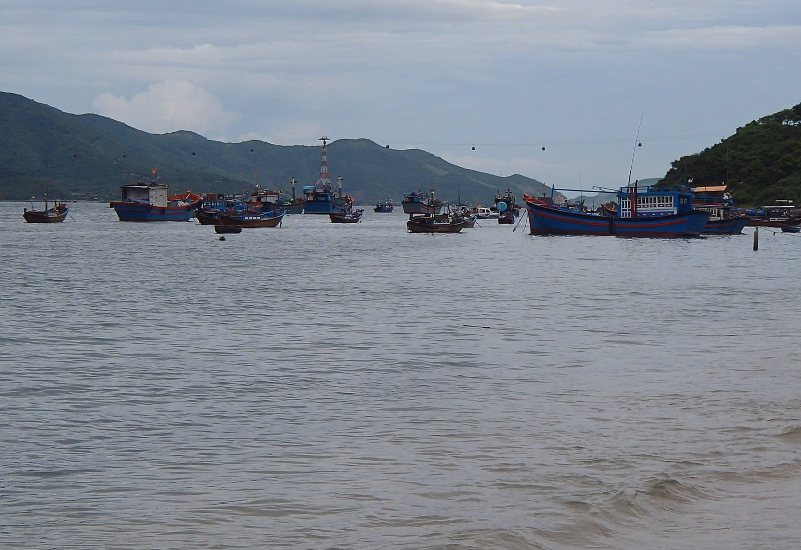 Bateaux de pêche sous le téléphérique reliant Nha Trang à l’île de Hòn Tre