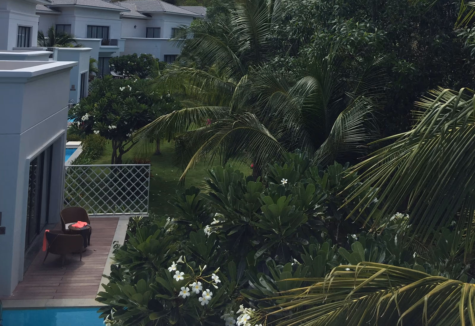Villas blanches et végétation tropicale dans un complexe hôtelier de Hòn Tre
