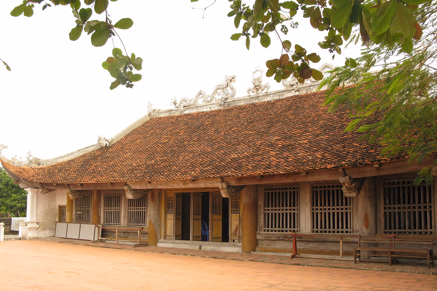Façade en bois et toiture traditionnelle de la maison communale de Quan Lạn