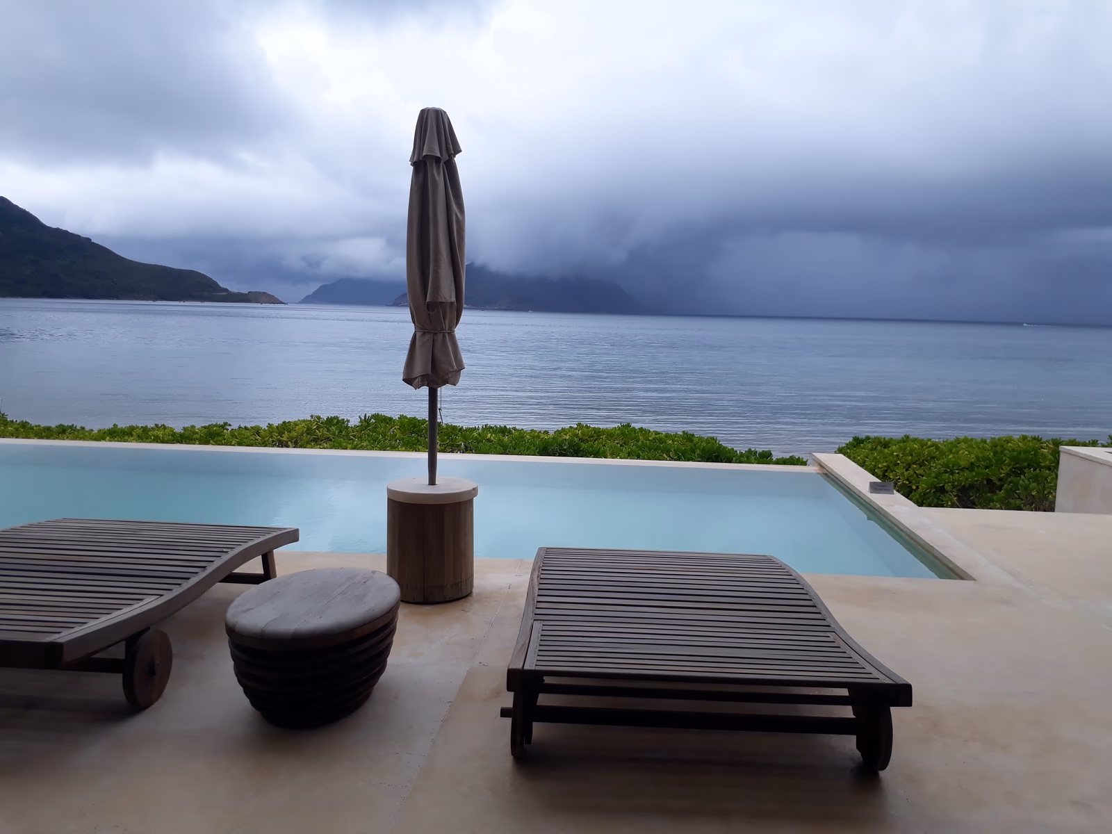 Baie de Côn Đảo bordée de reliefs boisés et d’une plage claire