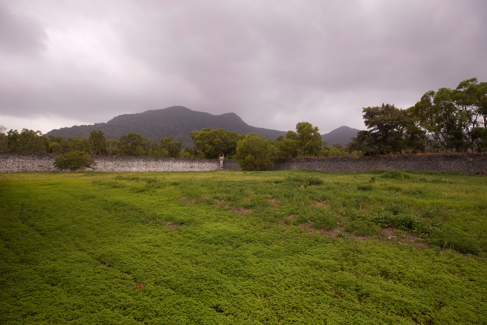 Cour et bâtiments de l’ancien bagne de Côn Đảo