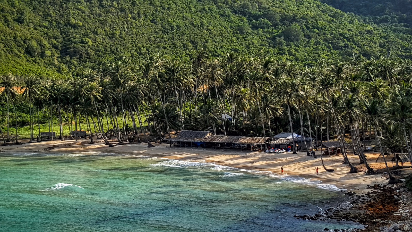 Plage de Cây Mến bordée de cocotiers à Nam Du