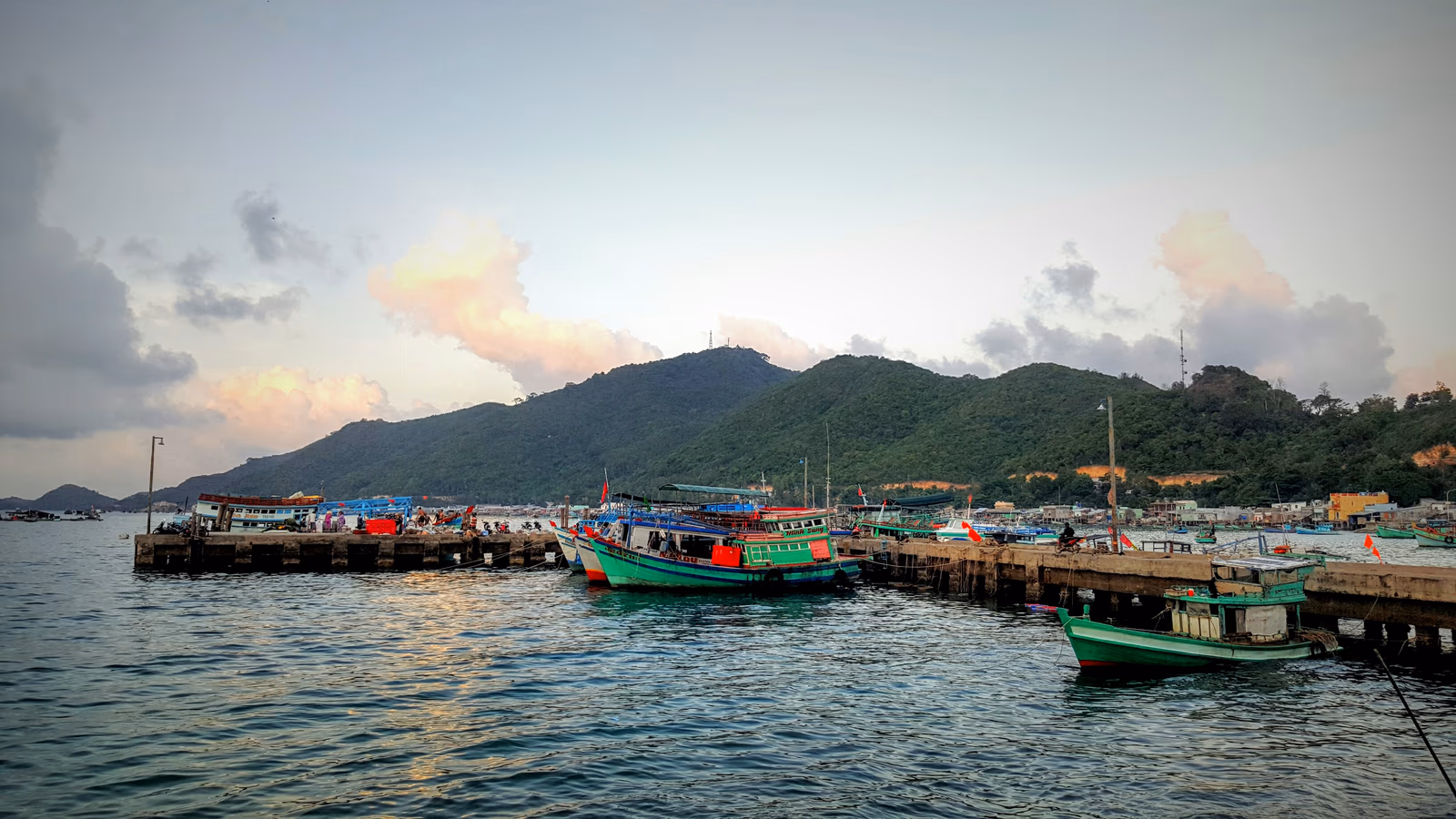 Quai, bateaux et village portuaire sur l’île principale de Nam Du