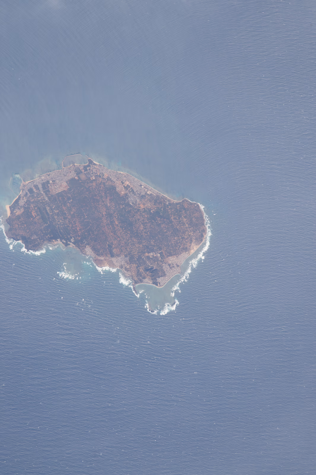 Île de Phú Quý, récifs et villages vus depuis la Station spatiale internationale