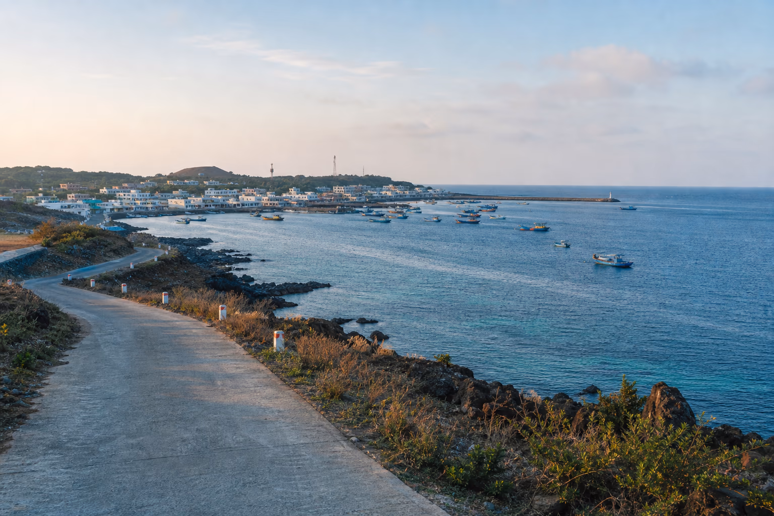 Illustration éditoriale d’une route côtière, d’un village et de bateaux de pêche évoquant Phú Quý