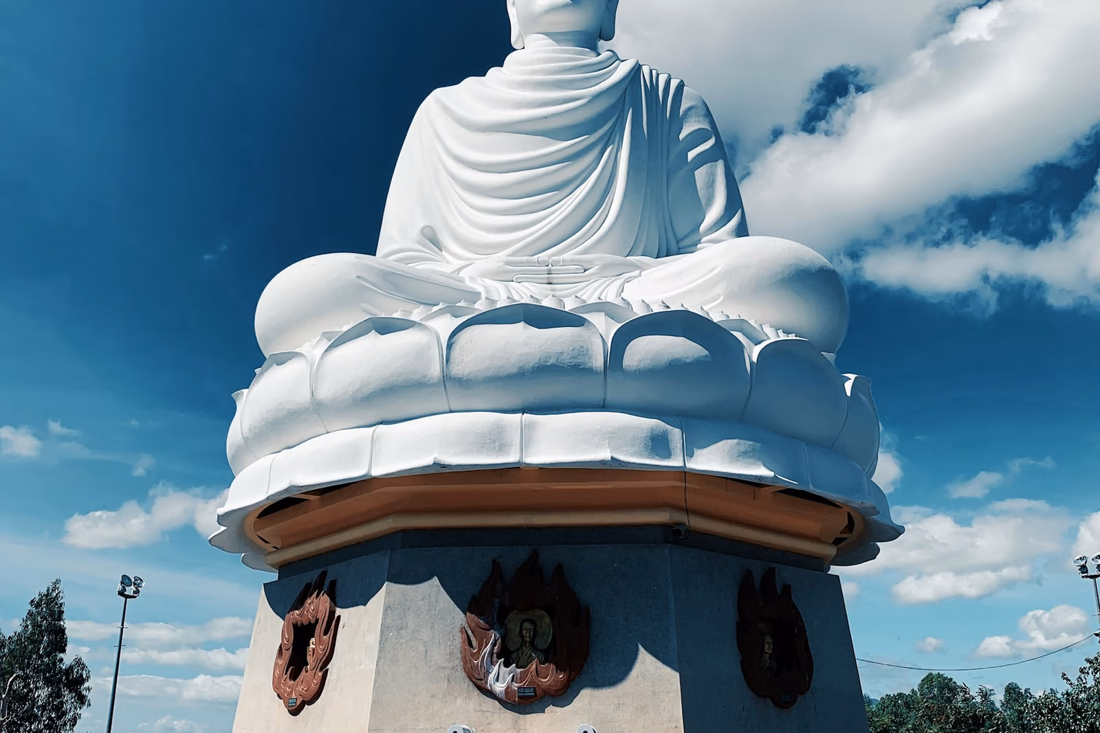 Grande statue blanche du Bouddha à la pagode Long Sơn