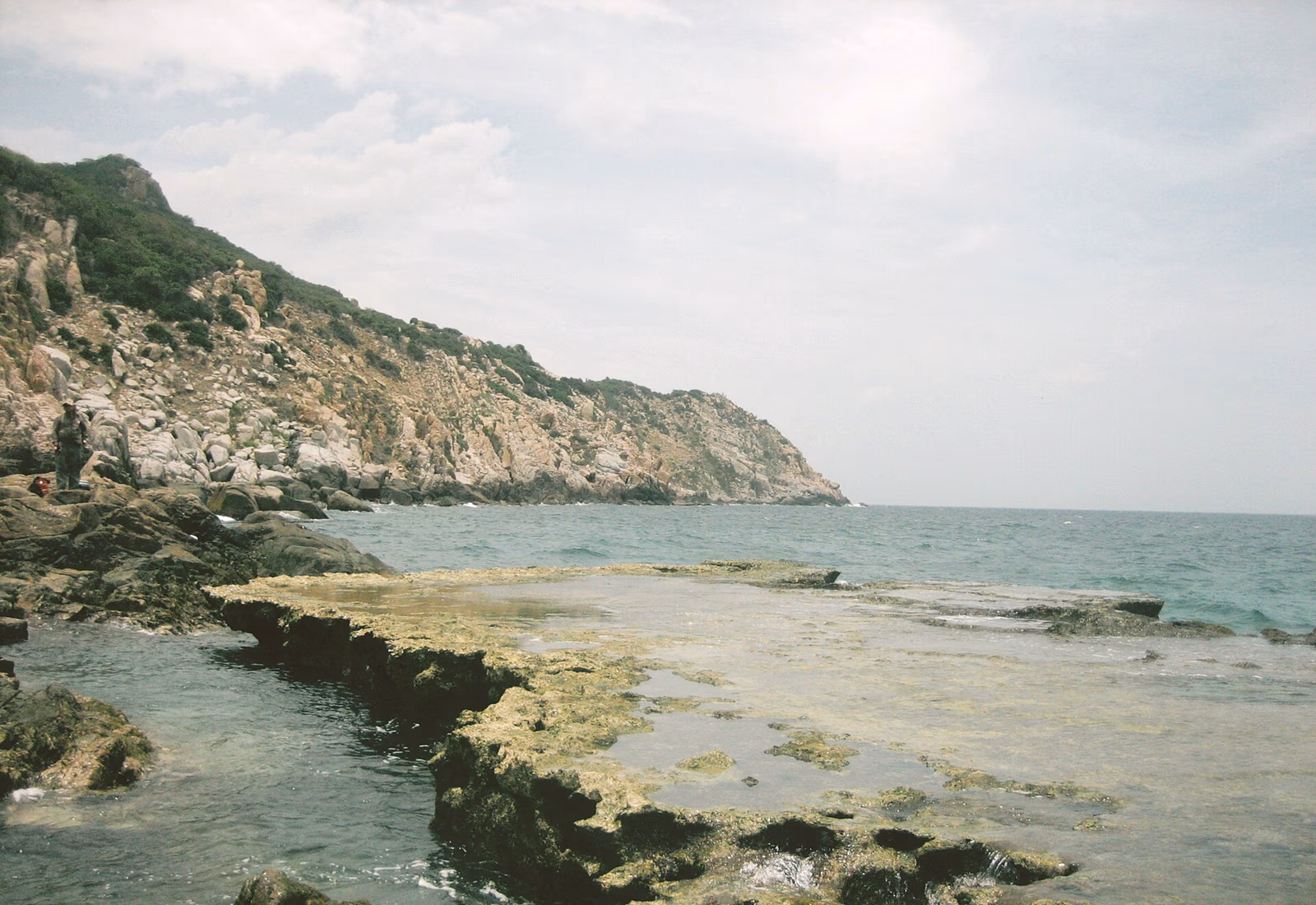Rochers et mer bleue à Hang Rái sur la côte de Ninh Thuận