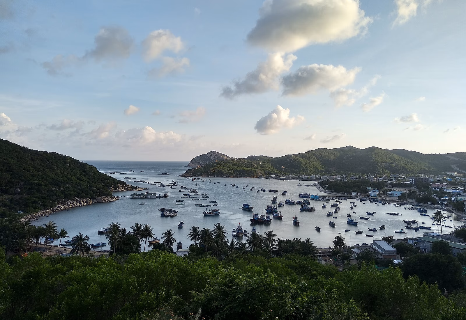 Baie de Vĩnh Hy entourée de collines sèches