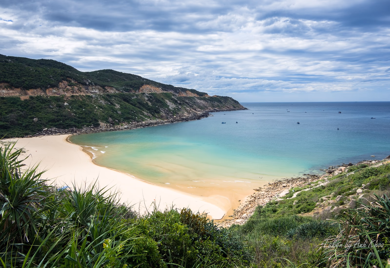 Plage de Bãi Môn au pied des collines de Phú Yên