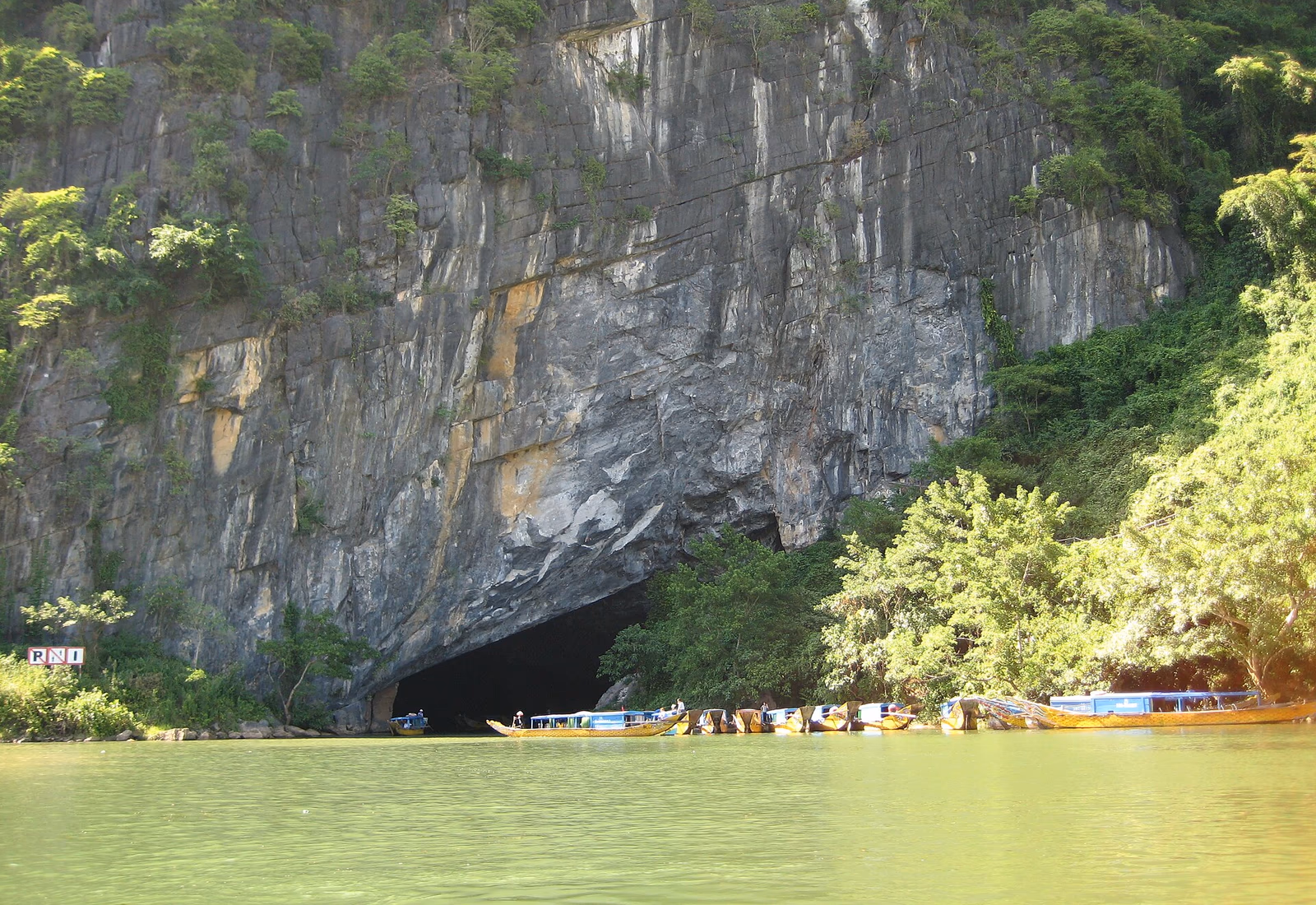 Rivière et reliefs karstiques couverts de forêt à Phong Nha-Kẻ Bàng