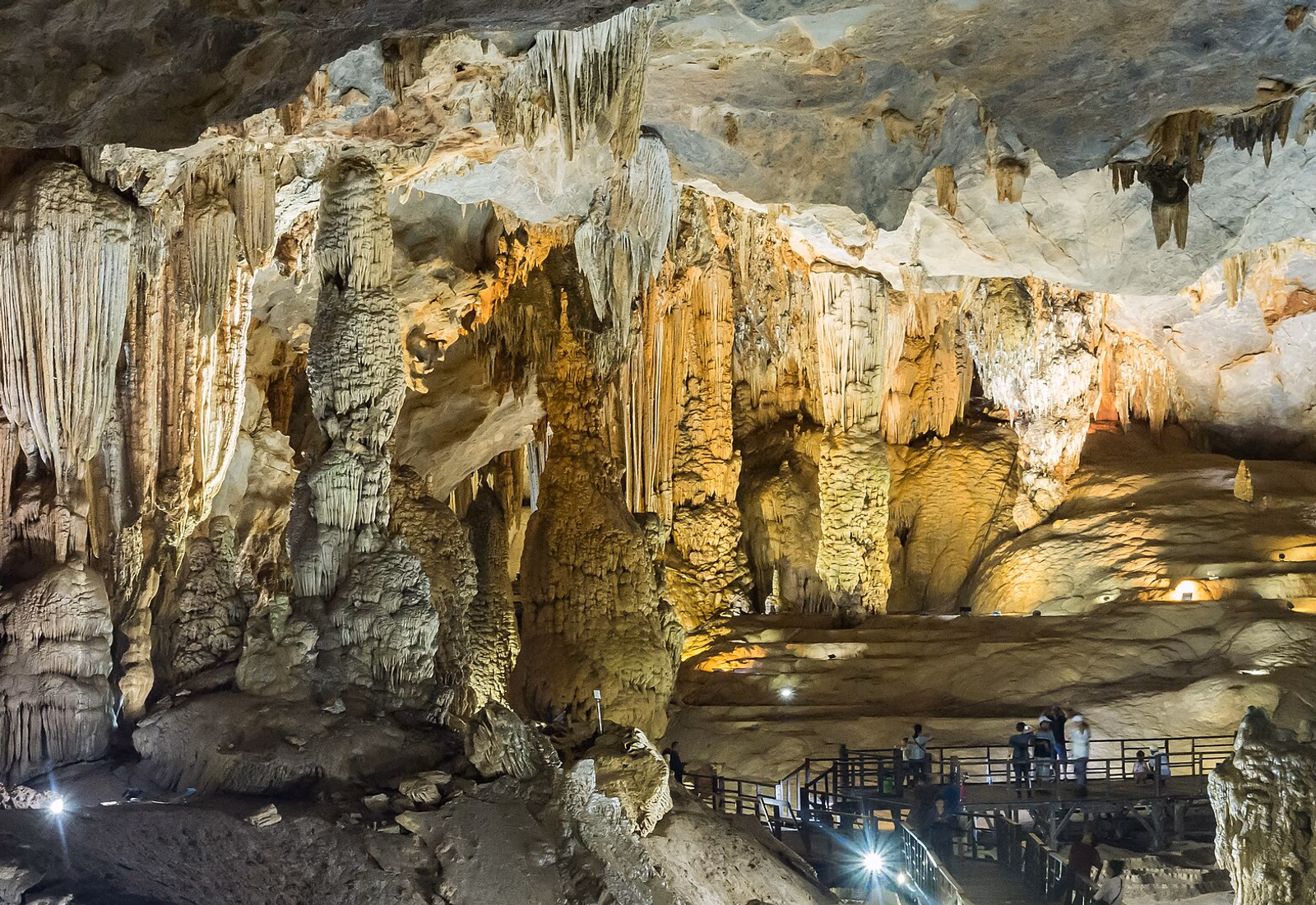 Passerelle au milieu des concrétions de la grotte du Paradis