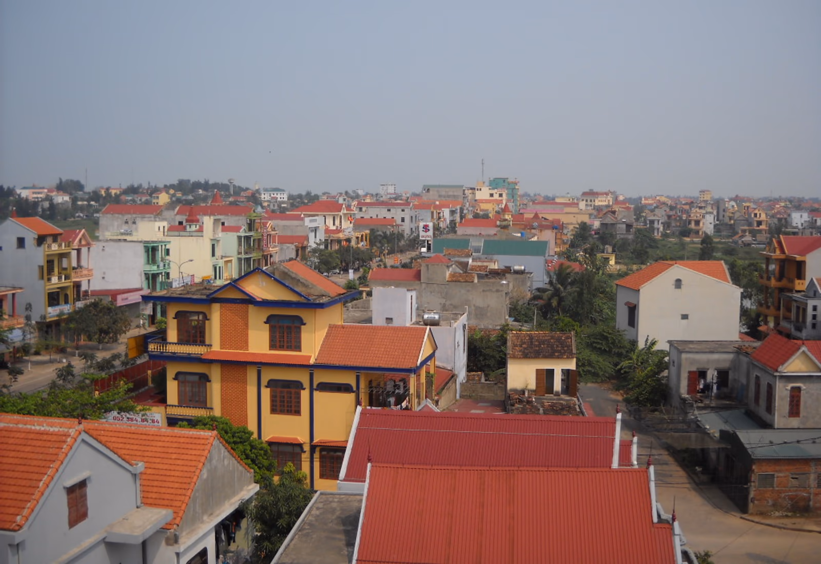 Vue sur Đồng Hới entre rivière et ville